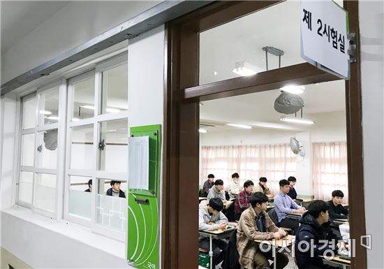 광주시교육청 26지구 제2시험장 광주숭일고등학교 제2시험실에서 수험생들이 시험준비를 하고있다.