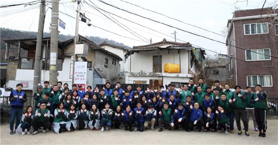 '릴레이 연탄배달 캠페인'에 동참한 유니클로를 비롯한 롯데유통BU 임직원과 고객들이 기념 촬영을 하고 있다. 