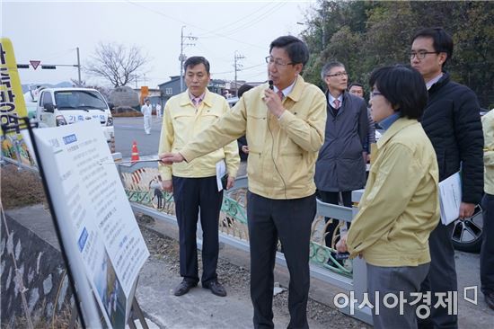 김은경 환경부장관이 지난 22일 고병원성 AI가 확인된 전남 순천만을 찾았다. 