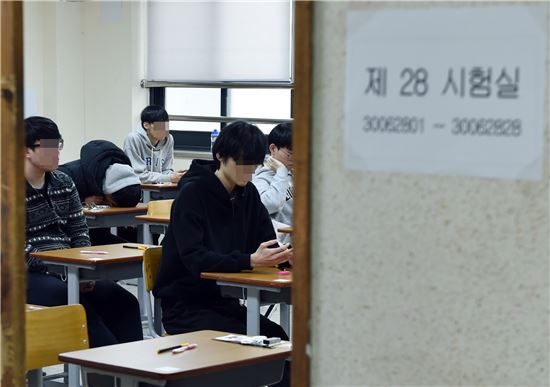 2018학년도 대학수학능력시험을 치르기 위해 교실에 입실한 수험생들이 의자에 앉아 있다.