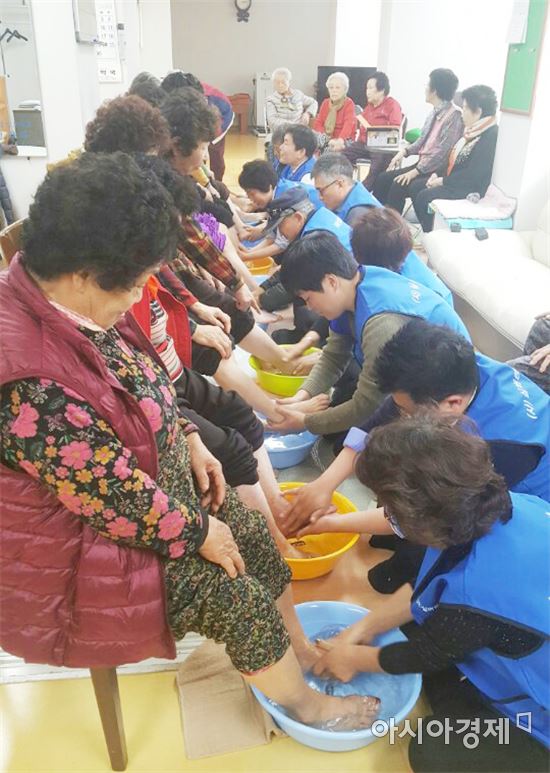 사)실버행복나눔 창립 기념, 어르신 건강족욕 봉사 실시