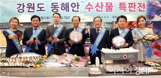 23일 오전 이마트 서울 성수점에서 열린 강원도 동해안 수산물 대전 행사에서 (왼쪽 세번째부터)이갑수 이마트 사장, 최문순 강원도지사, 이병선 속초시장 등 참석자들이 기념 촬영을 하고 있다.