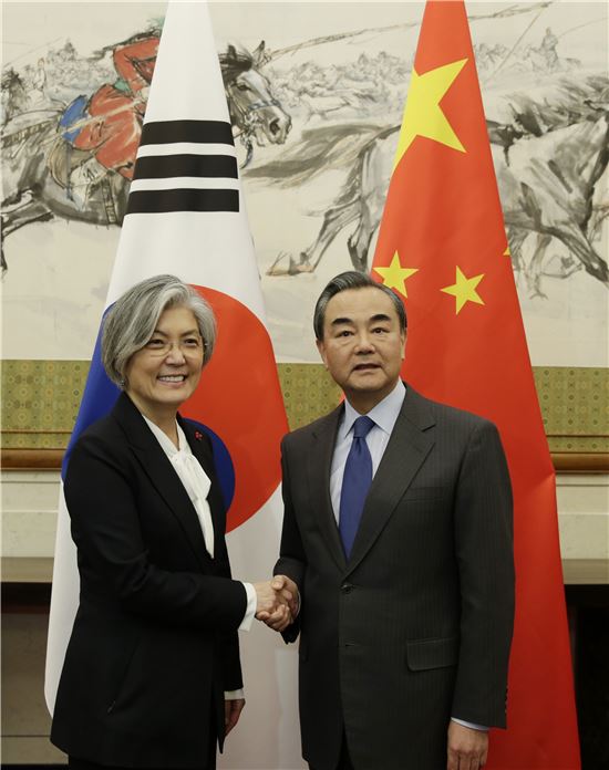 강경화 외교부 장관이 22일(현지시간) 베이징 조어대에서 왕이 중국 외교부장과 회담에 앞서 악수하고 있다.  [사진=EPA연합]