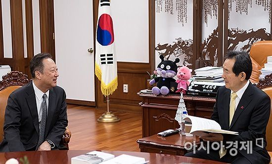 [포토] 정세균 의장과 대화하는 박용만 회장