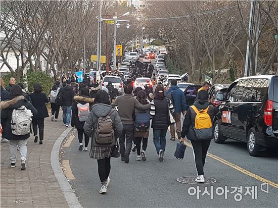 23일 오후 경북 포항 북구 포항여자전자고 시험장에서 수능을 친 수험생들이 귀가하고 있다. 사진=김민영 기자