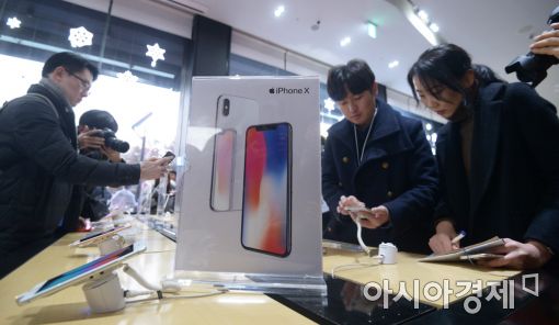 '아이폰X', 첫 주말 10만대 판매…다음주가 관건 