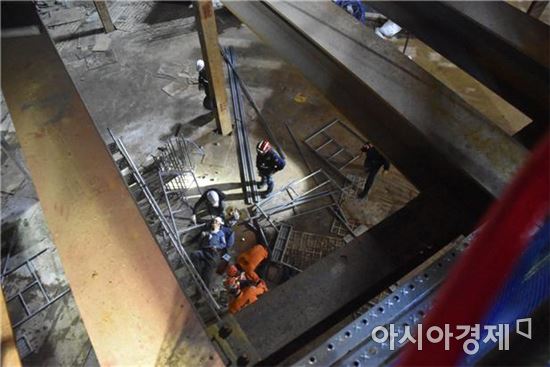 23일 오후 서울 강서구의 한 공사현장에서 인부 2명이 추락해 출동한 소방관들이 구조를 하고 있다. (사진=강서소방서 제공)