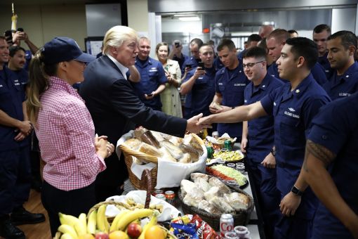 [이미지출처=AP연합뉴스] 도널드 트럼프 미국 대통령이 플로리다에 있는 본인 소유 리조트에서 추수감사절 연휴를 보내던 중 인근 해안경비대를 방문했다.