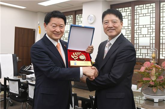 상패 전달 받는 최창식 중구청장(왼쪽), 오른쪽은 강상헌 우리글 진흥원장