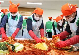 김경원 한국지역난방공사 사장(가운데)과 임직원들이 사람나눔 김장행사를 진행하고 있다.