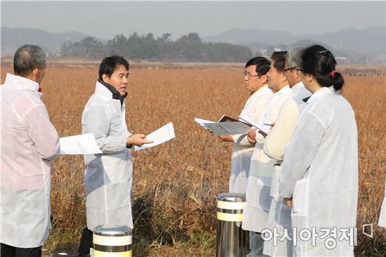 이재영 전남도지사 권한대행은 26일 고병원성AI 방역현장을 찾아 방역실태를 점검하고, 근무자들을 격려했다. 이날 나주 우습제 철새도래지, 영광과 장성의 거점소독시설을 점검하고 철저한 차단 방역을 당부했다.사진제공=전남도