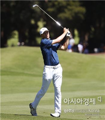 조던 스피스가 에미리트 호주오픈 최종일 1번홀에서 아이언 샷을 하고 있다. 시드니(호주)=Getty images/멀티비츠