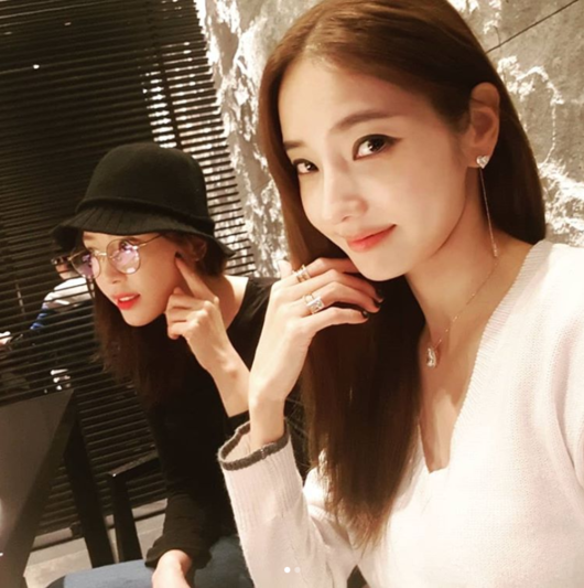 한채영, 강예원과 함께 찍은 셀카 공개…네티즌 “여신 두분 강림”