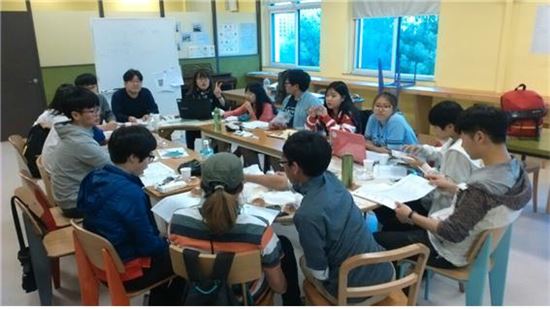 학생들이 서울시교육청의 고교자유학년제 과정인 오디세이학교에서 공동기획활동을 하고 있다. (제공=서울시교육청)