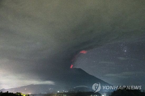 발리 아궁 화산 분화로 인근 공항 잠정 폐쇄…관광객 발 묶여
