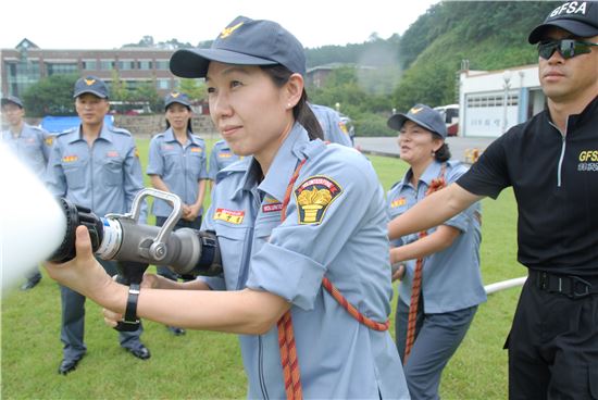 경기도 의용소방대원들이 훈련을 하고 있다.