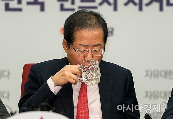 [포토] 물 마시는 홍준표 대표
