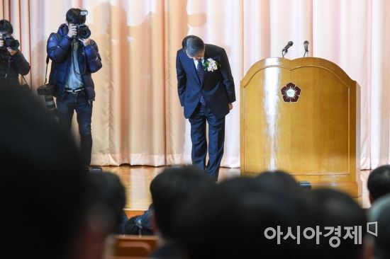 [포토] 인사하는 이진성 헌법재판소장
