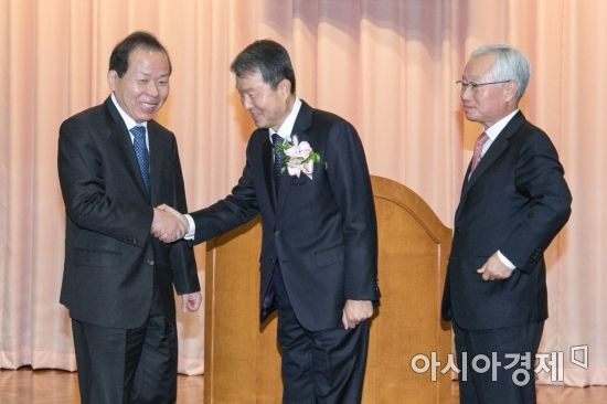 [포토] 김이수 재판관과 악수하는 이진성 헌법재판소장