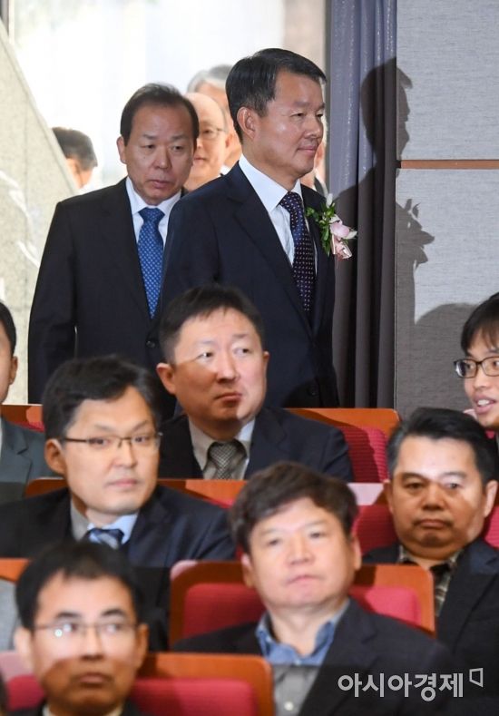 [포토] 행사장으로 들어서는 이진성 헌법재판소장