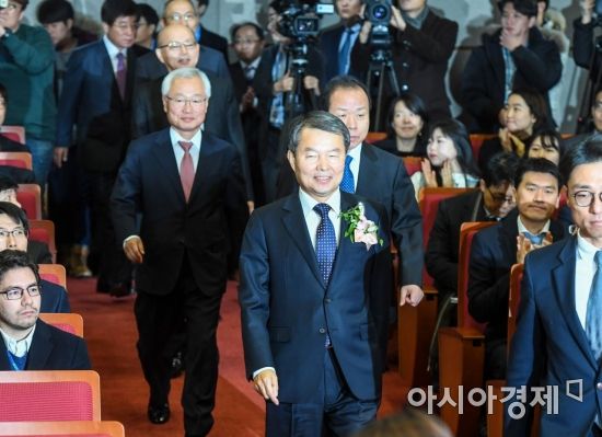 [포토] 취임식장으로 들어서는 이진성 헌법재판소장