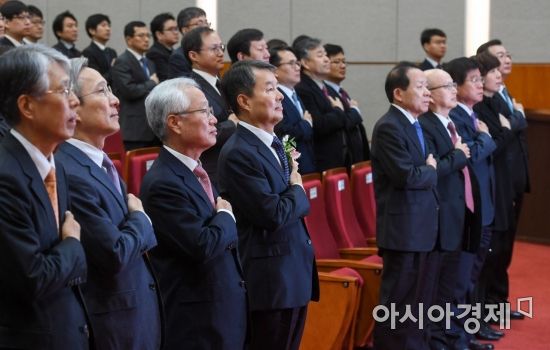 [포토] 국민의례하는 이진성 헌법재판소장