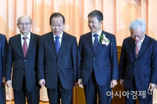 [포토] 김이수 헌법재판관과 대화하는 이진성 헌법재판소장