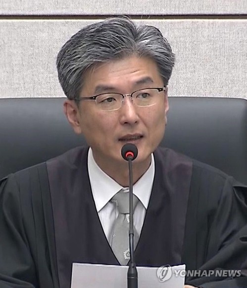 朴에 마지막 기회 준 재판부…변호인 접견도 거부한 朴
