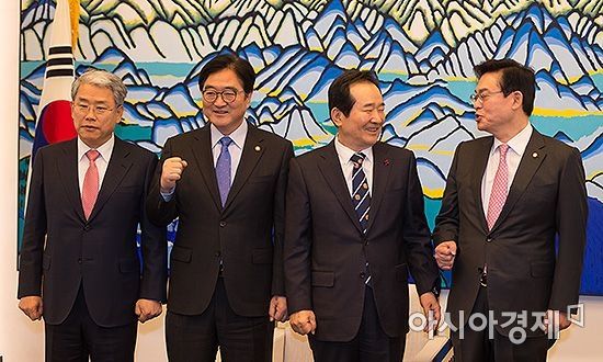 [포토] 3당 원내대표의 어색한 파이팅