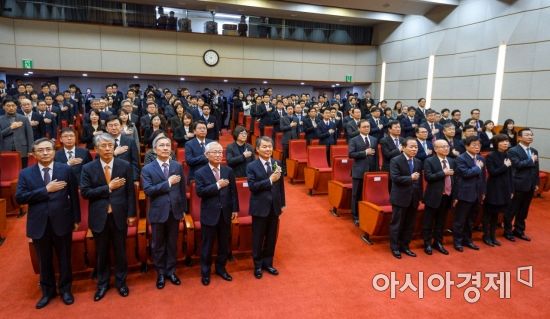 [포토] 국민의례하는 이진성 헌재소장-헌법재판관