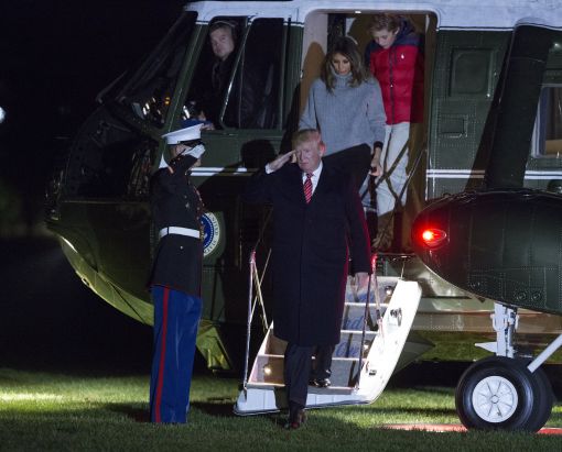 [이미지출처=EPA연합뉴스] 도널드 트럼프 대통령이 26일 백악관으로 돌아왔다.