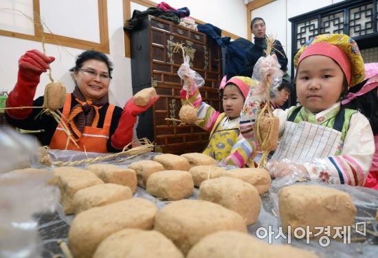 [포토] '메주 만들었어요'