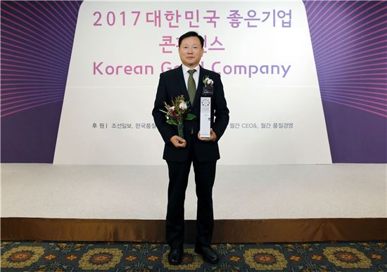 대한민국 좋은기업 최고경영자상 수상 후 기념 촬영을 하고 있는 조성제 에몬스가구 사장