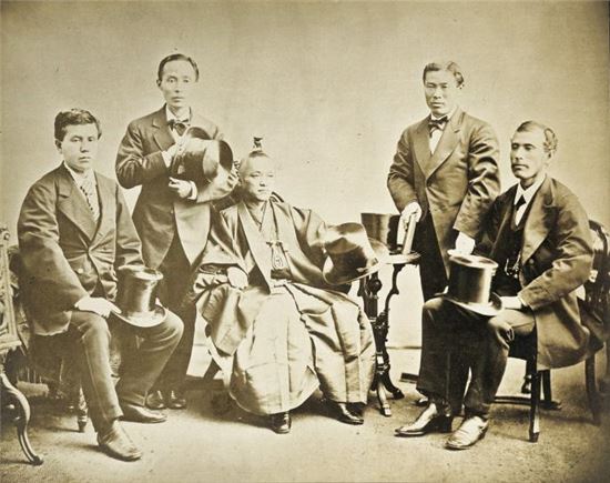 메이지유신기 일본의 구미열강 사절단이었던 '이와쿠라 사절단'이 1872년 런던 체류 중 찍은 사진 모습. 사절단 대표이자 중앙에 일본 전통의상을 입은 이와쿠라 도모미를 제외하고 모두 양복을 입고 있다. 와이셔츠란 단어는 메이지유신기 양복 정장이 유입되면서 만들어진 단어였다.(사진=위키피디아)  