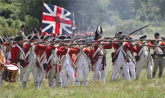 18세기 영국군 복장 재현 모습. 흰색 셔츠 위에 조끼와 재킷을 걸치고 붉은색 프록코트를 입는 방식은 정장에도 적용됐다.(사진=위키피디아)
