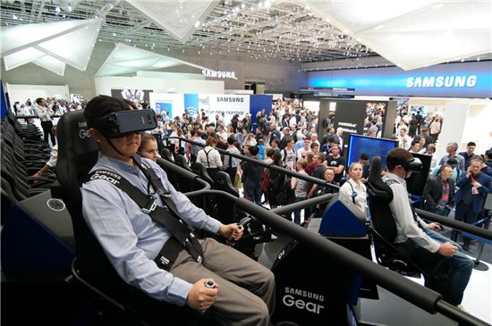 관람객들이 독일 베를린에서 열리는 국제가전박람회 IFA2017 삼성전자 전시장 내에 마련된 'VR 4D 체험존'에서 가상현실을 체험해보고 있다.