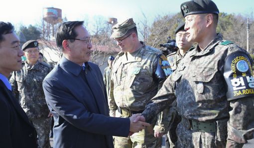 27일 오전 판문점을 방문한 송영무 국방부 장관이 JSA 대대원과 인사하고 있다. (사진=국방부 공동취재단)