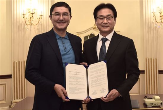한국제약바이오협회 원희목 회장(오른쪽)과 우즈벡 쿠츠카로프 부총리가 25일 신라호텔에서 '제약산업 발전과 교류 증진을 위한 업무협약'을 체결했다.