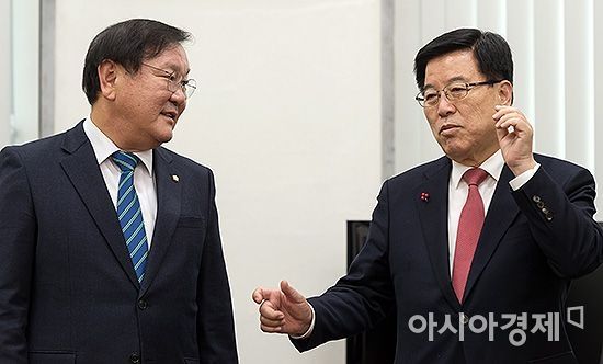 [포토] 대화하는 김태년-김광림 정책위의장