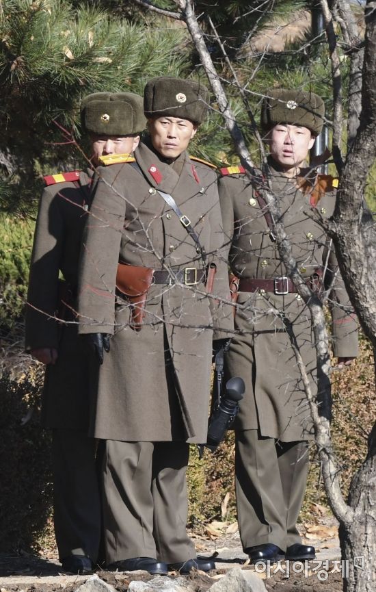 [포토] 북한병사 귀순 장소 지키는 북한군