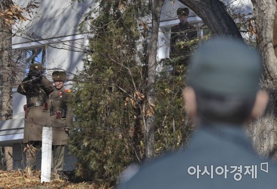 [포토] 남측 바라보는 북한 병사들