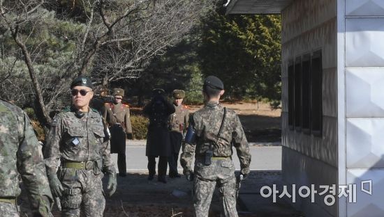 [포토] 남측 바라보는 북한 병사들