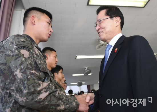 [포토] 송영무 국방부장관 JSA 대대 현장 순시