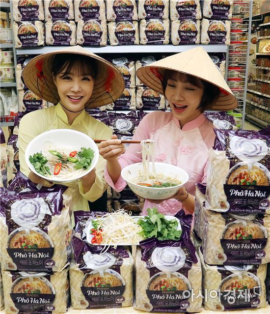 27일 서울 한강로 이마트 용산점에서 모델들이 '피코크 포 하노이' 쌀국수를 선보이고 있다.