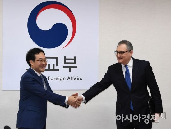 [포토] 악수하는 한-러 6자 수석대표