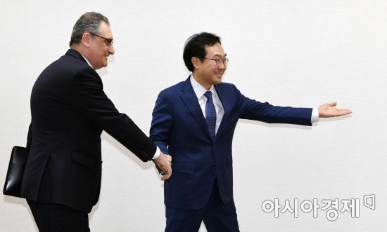 [포토] 환하게 웃는 한러 6자회담 수석대표