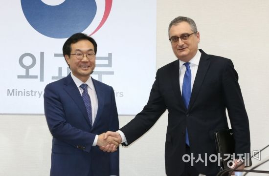 [포토] 악수하는 한국-러시아 6자회담 수석대표