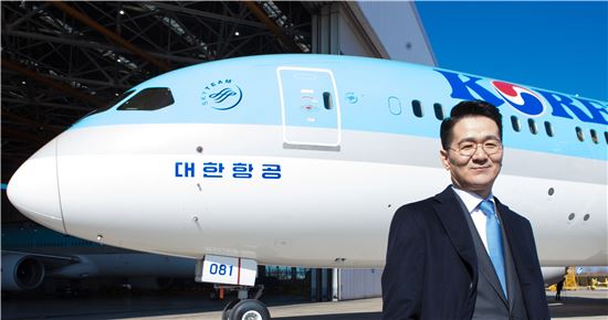 지난 2월 조원태 사장이 '꿈의 항공기'로 불리는 보잉 B787-9  앞에서 포즈를 취하고 있다. 