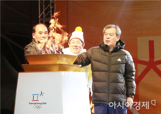 평창올림픽 성화,곡성 증기기관열차 이색봉송으로  전남지역 마무리