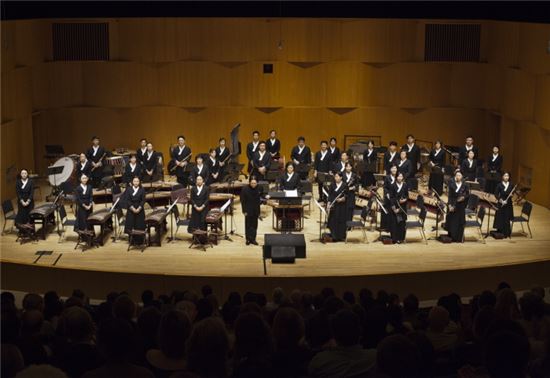 지난 10월 미국 '퍼시픽 림 뮤직페스티벌' 무대에서 공연을 마친 국립국악원 창작악단의 모습. 사진제공=국립국악원
